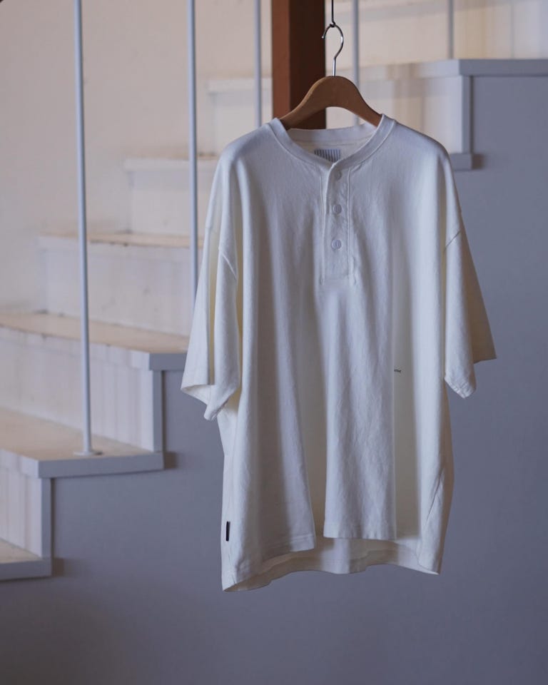 HENRY NECK SS TEE | S.F.C(エスエフシー / ストライプフォー