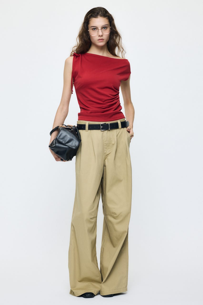 ASYMMETRY NECK RIBBON トップス RED FREE