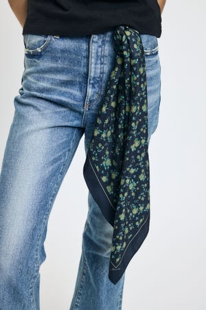 FLOWER PATTERN スカーフ