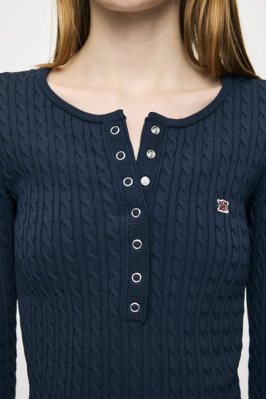 HENRY NECK CABLE KNIT トップス NVY FREE