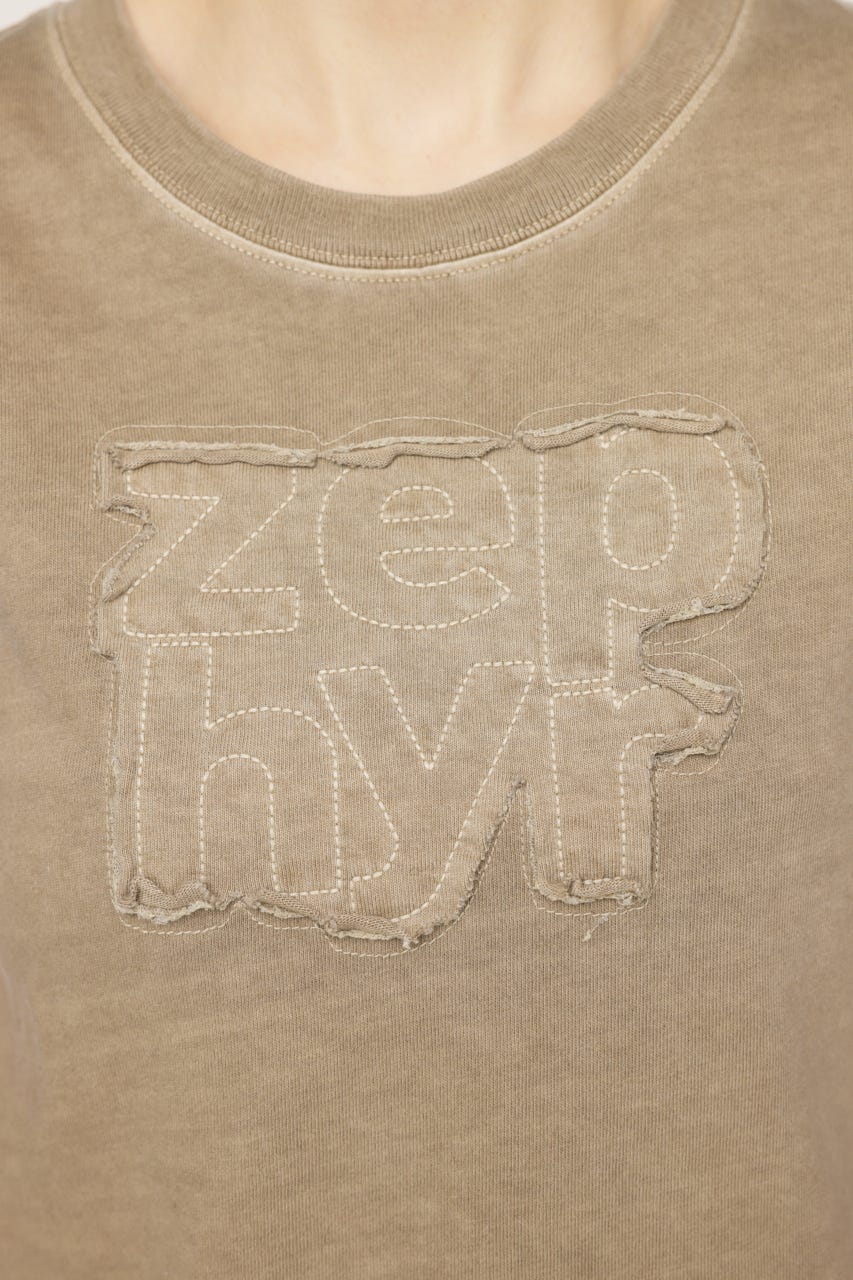 【LIMITED ITEM】PATCH LOGO COMPACT Tシャツ KHA FREE