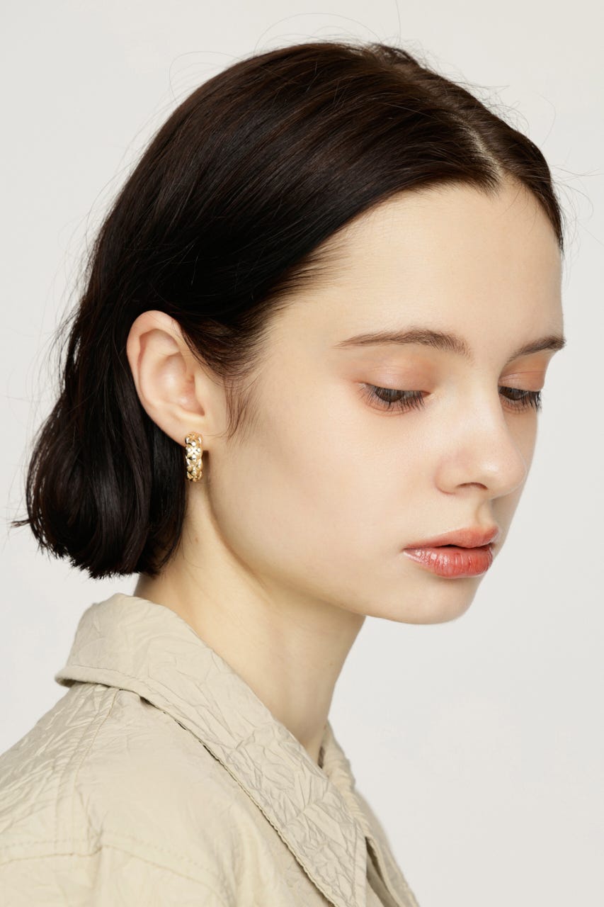 【1BUY5％OFF】CROSS CUTTING HOOP ピアス GLD FREE