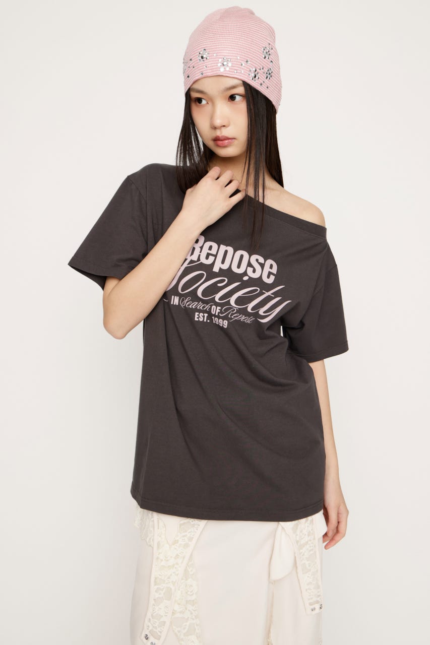 OFF SHOULDER OVER LOGO Tシャツ L/BLK FREE