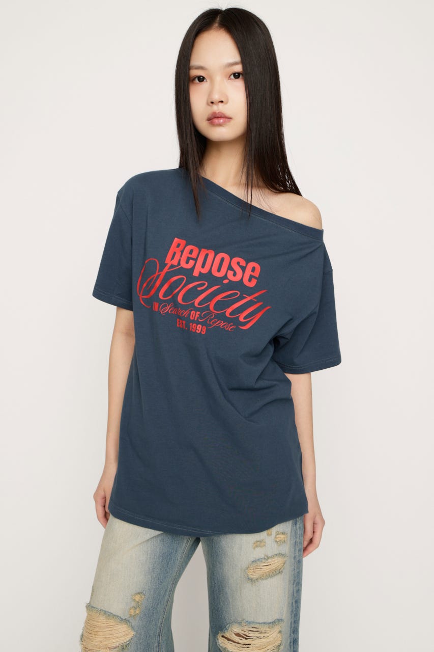 OFF SHOULDER OVER LOGO Tシャツ NVY FREE