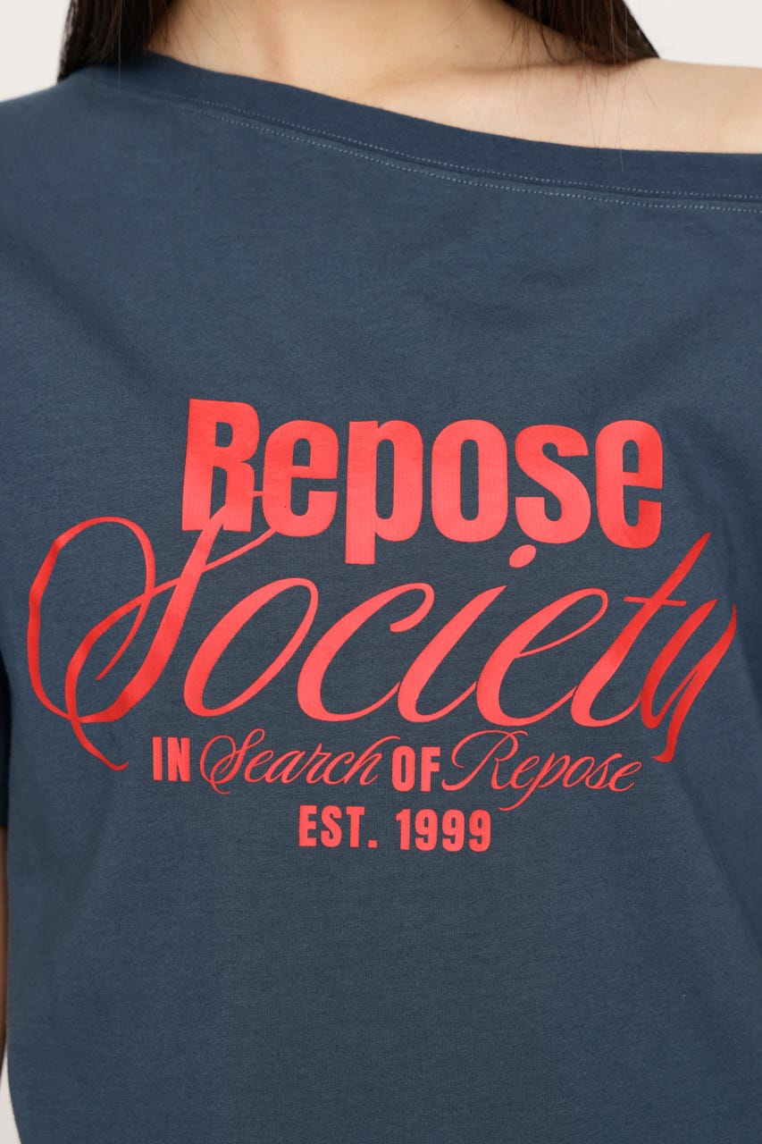 OFF SHOULDER OVER LOGO Tシャツ NVY FREE