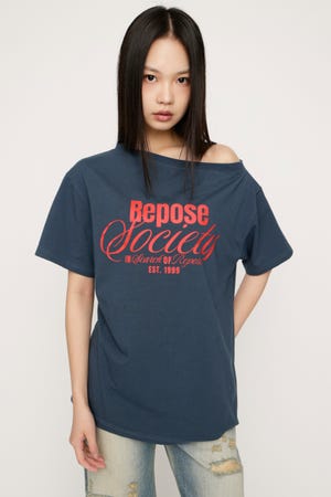 OFF SHOULDER OVER LOGO Tシャツ