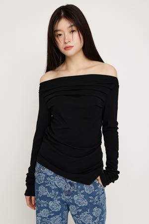 OFF SHOULDER TUCK トップス
