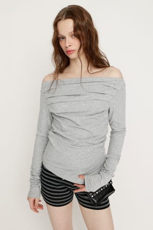 OFF SHOULDER TUCK トップス