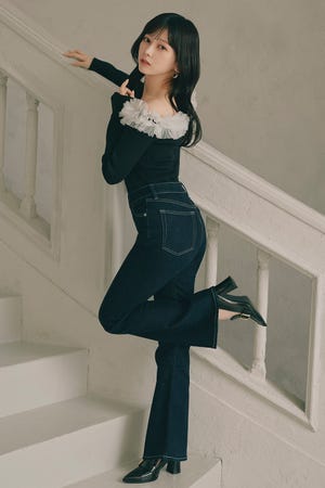 【乃木坂46 一ノ瀬美空さん・池田瑛紗さん着用アイテム】ぷりぷりヒップデニムフレアパンツ