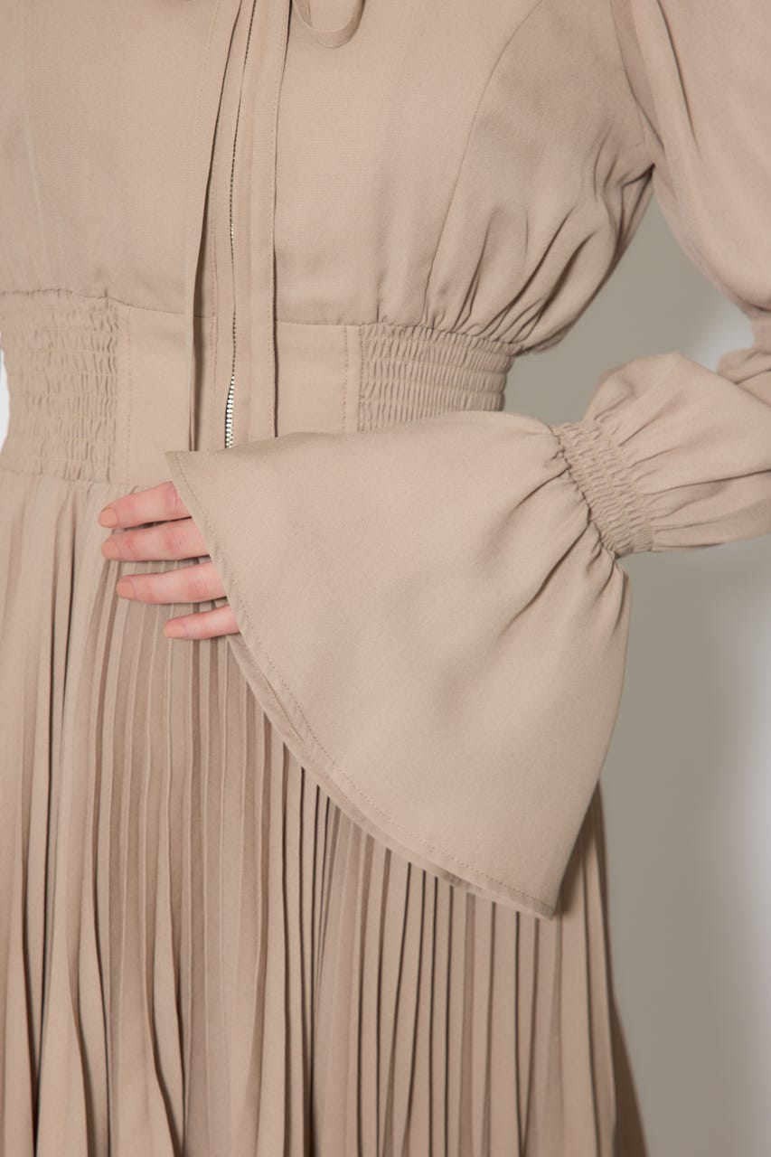 BIGカラープリーツフレアワンピース BEG FREE