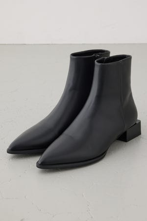 ポインテッドローヒールブーツ