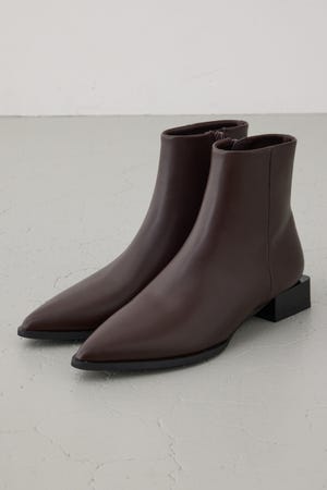 ポインテッドローヒールブーツ