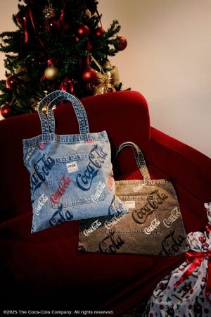【Coca-Cola（R）｜AZUL】総柄トートバッグ
