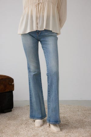 AZUL DENIM センタープレスセミフレアデニム