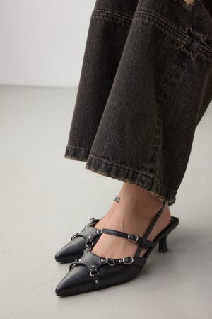 ポインテッドベルトデザインパンプス