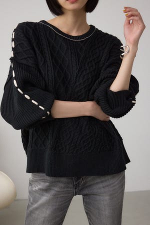 ステッチデザインケーブルニット