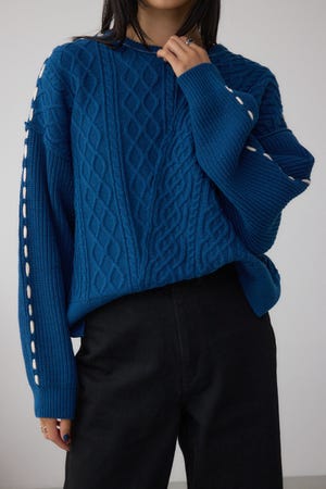 ステッチデザインケーブルニット