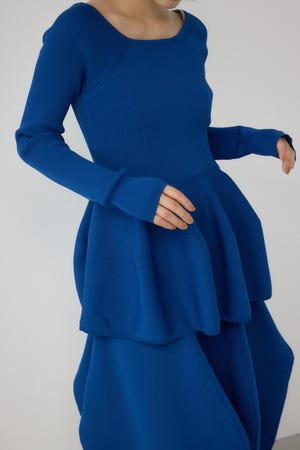 【PLUS】オフショルダーペプラムニット