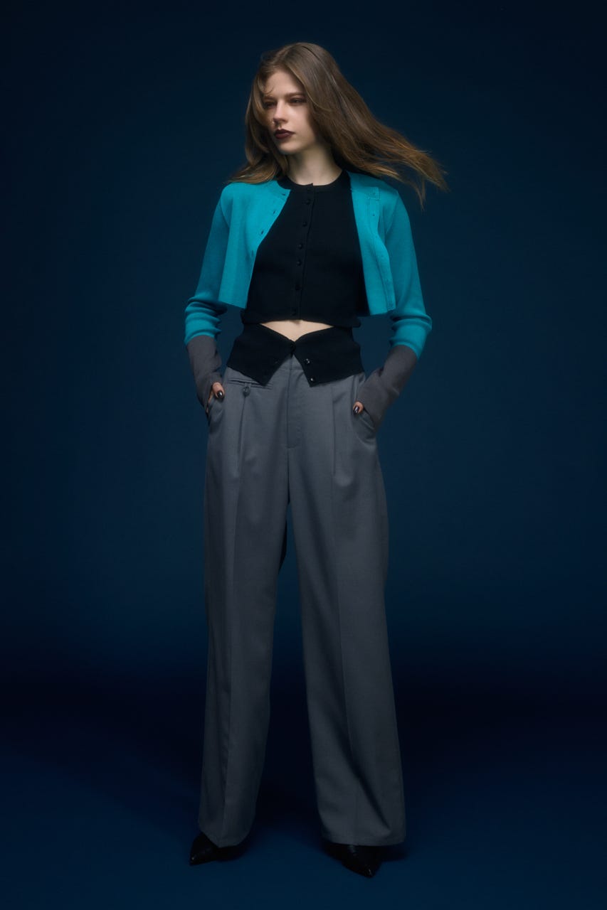 青カーディガン Embroidery Cardiganシワになりにくい編組織で作られたカーディガン