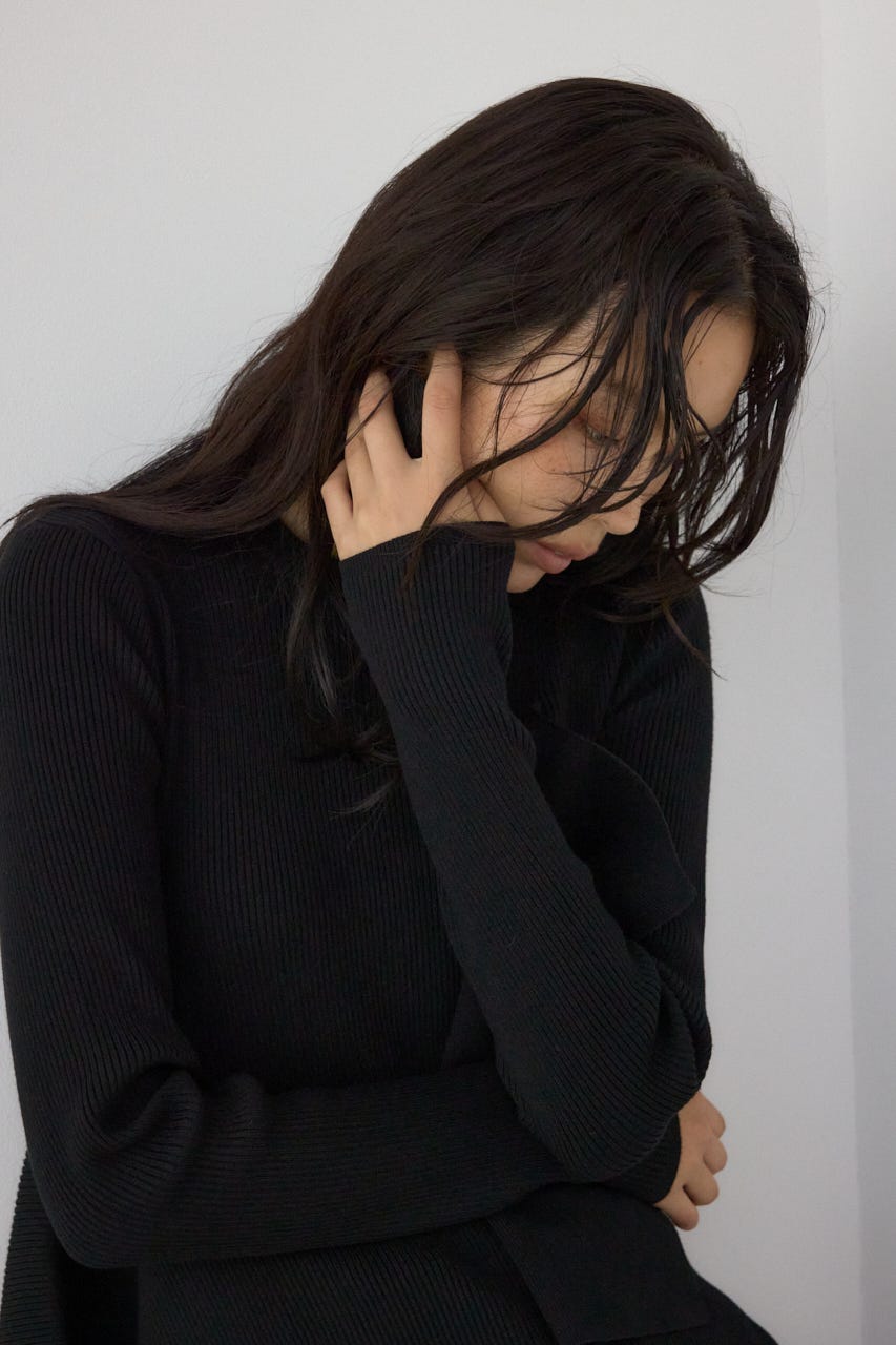 【PLUS】アシンメトリードレープニット BLK FREE