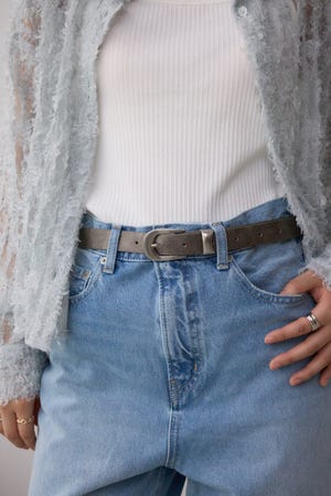 moussy 黒のレザーベルト シルバーバックル付き バックルベルト2WAYバッグ｜WOMEN｜250HSB55-167D｜AZUL BY