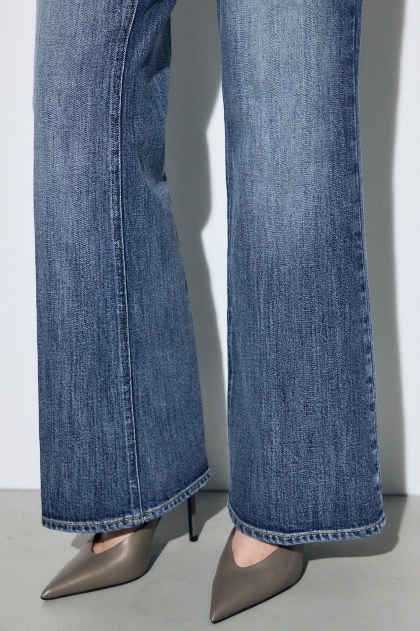 AZUL DENIM センタープレスフレアデニム ショート丈 BLU 25inch