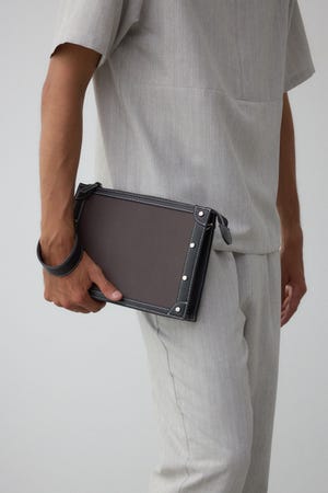 スタッズクラッチバッグ