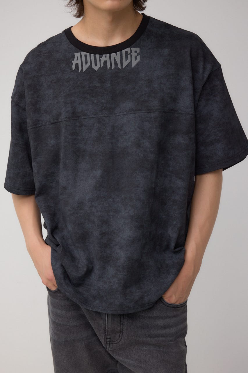 ASTRÆT フリル付き黒半袖Tシャツ AZUL BY MOUSSY | ムラ柄ロゴプリントTシャツ (Tシャツ
