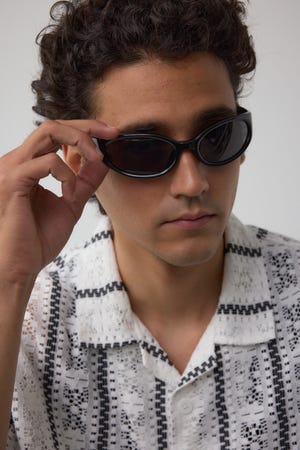 ロゴプレートキャットアイウェア