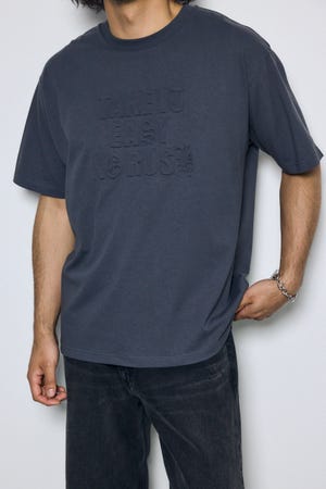 エンボスロゴTシャツ