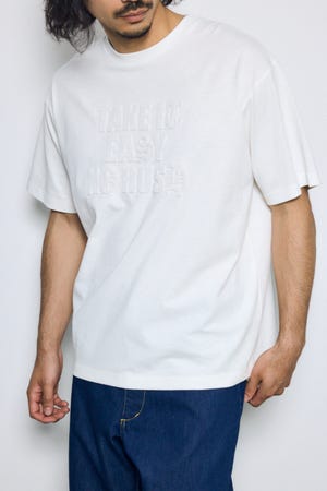 エンボスロゴTシャツ