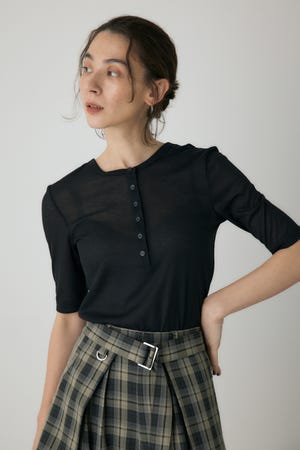 バックオープンヘンリーネックTシャツ