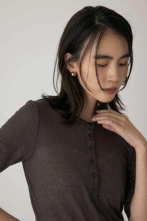 バックオープンヘンリーネックTシャツ