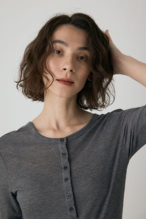 バックオープンヘンリーネックTシャツ