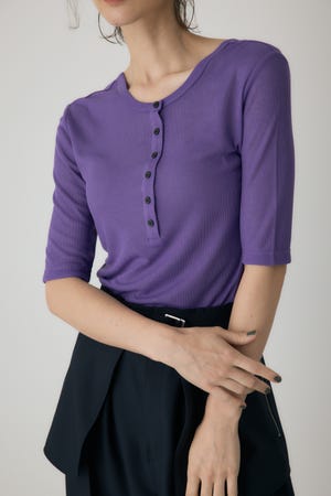 バックオープンヘンリーネックTシャツ