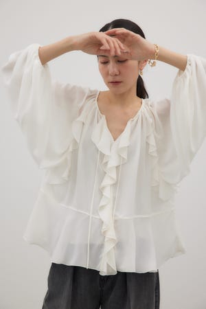 ラッフルブラウス