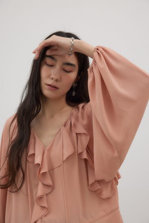 ラッフルブラウス