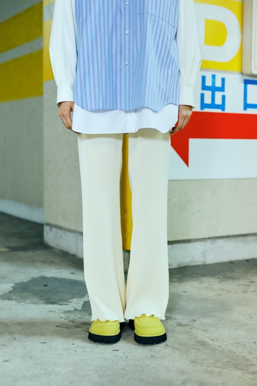 PLEATS FLARE‐HEM PANTS ECRU 38