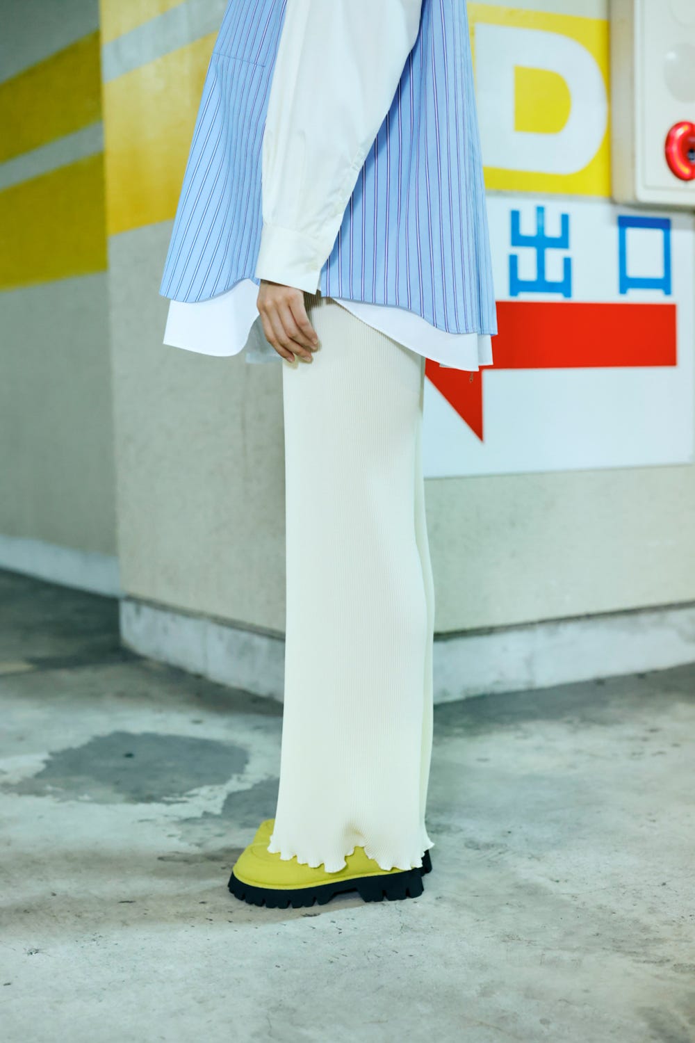 PLEATS FLARE‐HEM PANTS ECRU 38