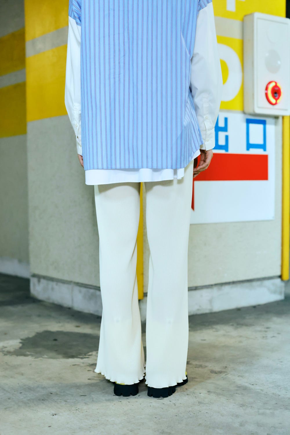 PLEATS FLARE‐HEM PANTS ECRU 38