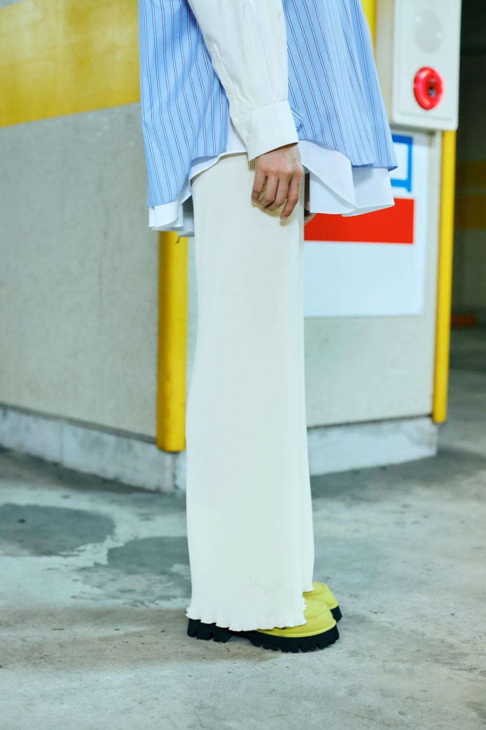 PLEATS FLARE‐HEM PANTS ECRU 38