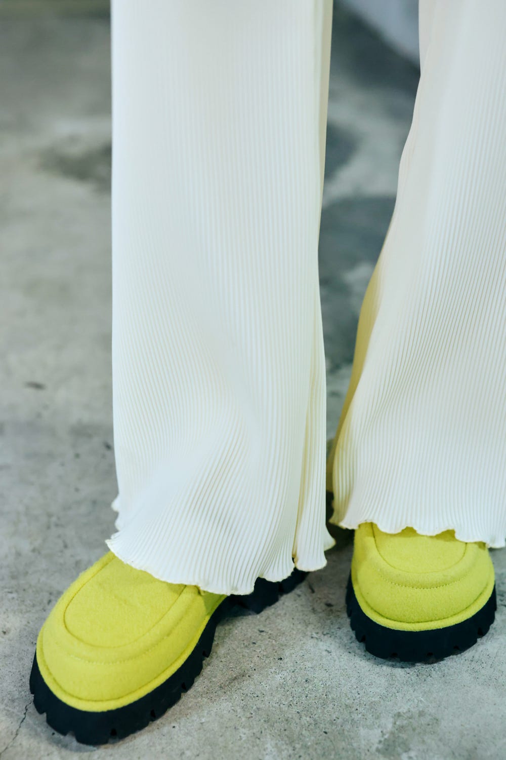 PLEATS FLARE‐HEM PANTS ECRU 38