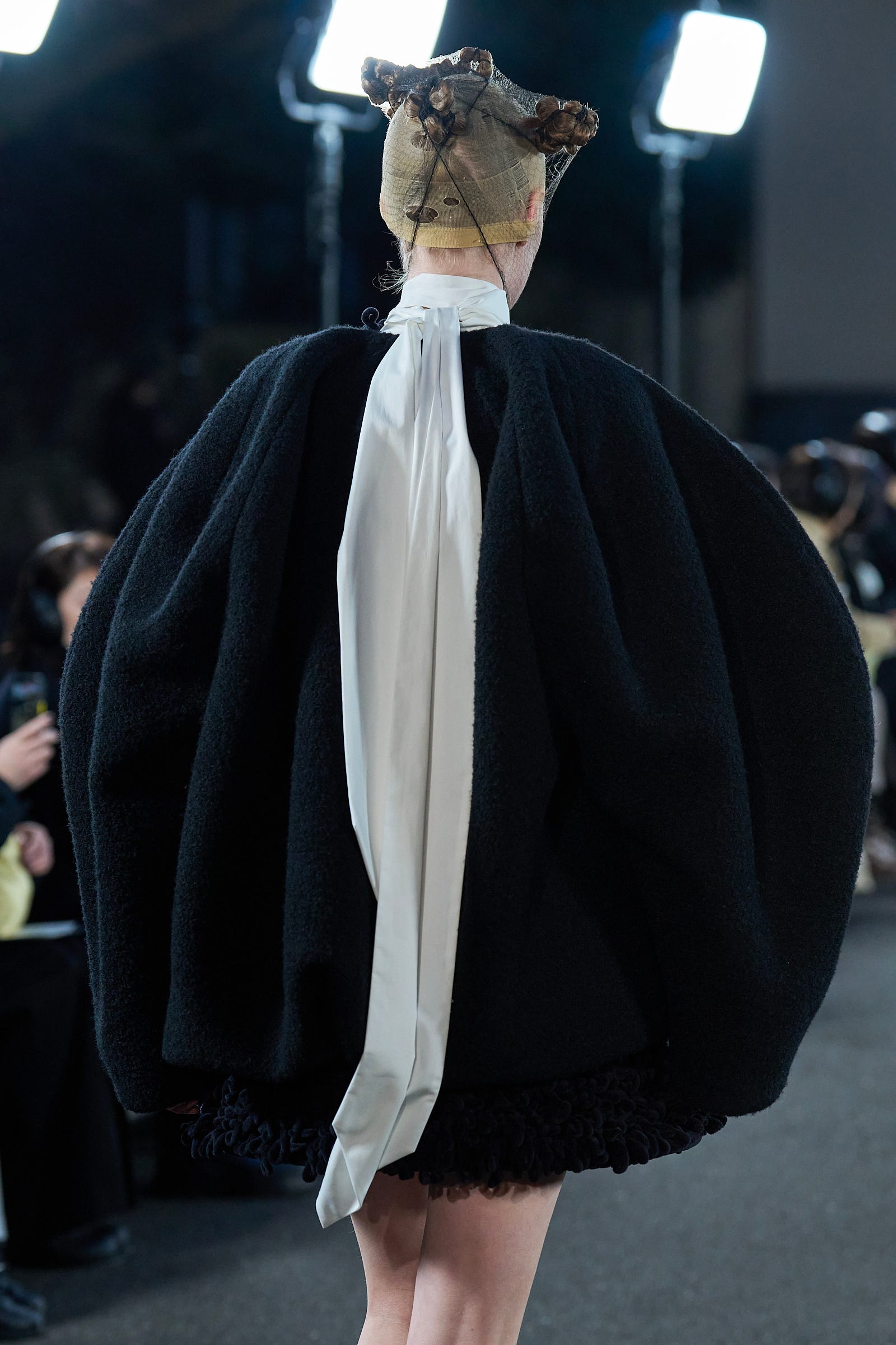 CIRCLE COAT BLK 38