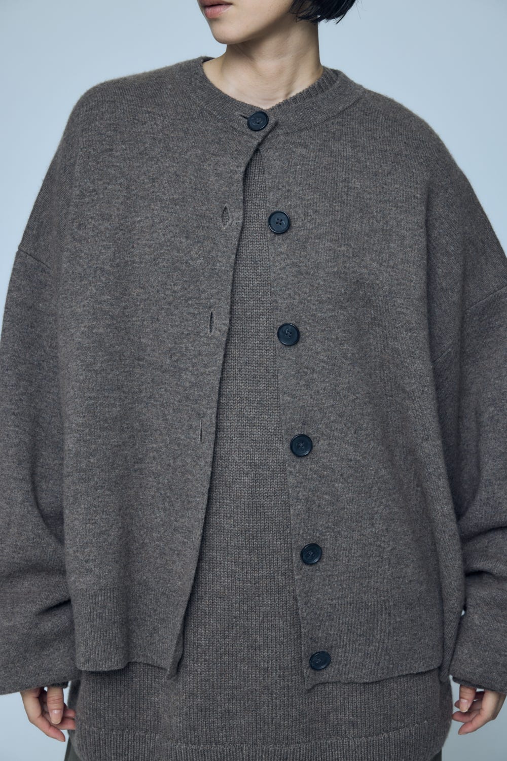 CREW-NECK CARDIGAN M/BRN 38