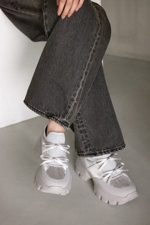 ホーミーリボンボリュームスニーカー