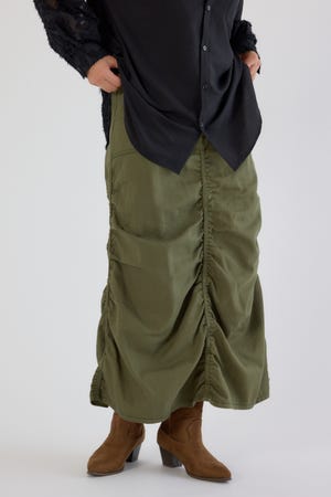 シャーリングマキシスカート