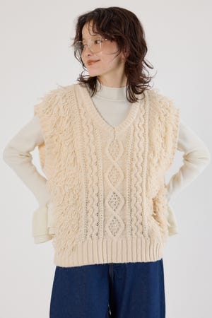 ケーブルニットベスト