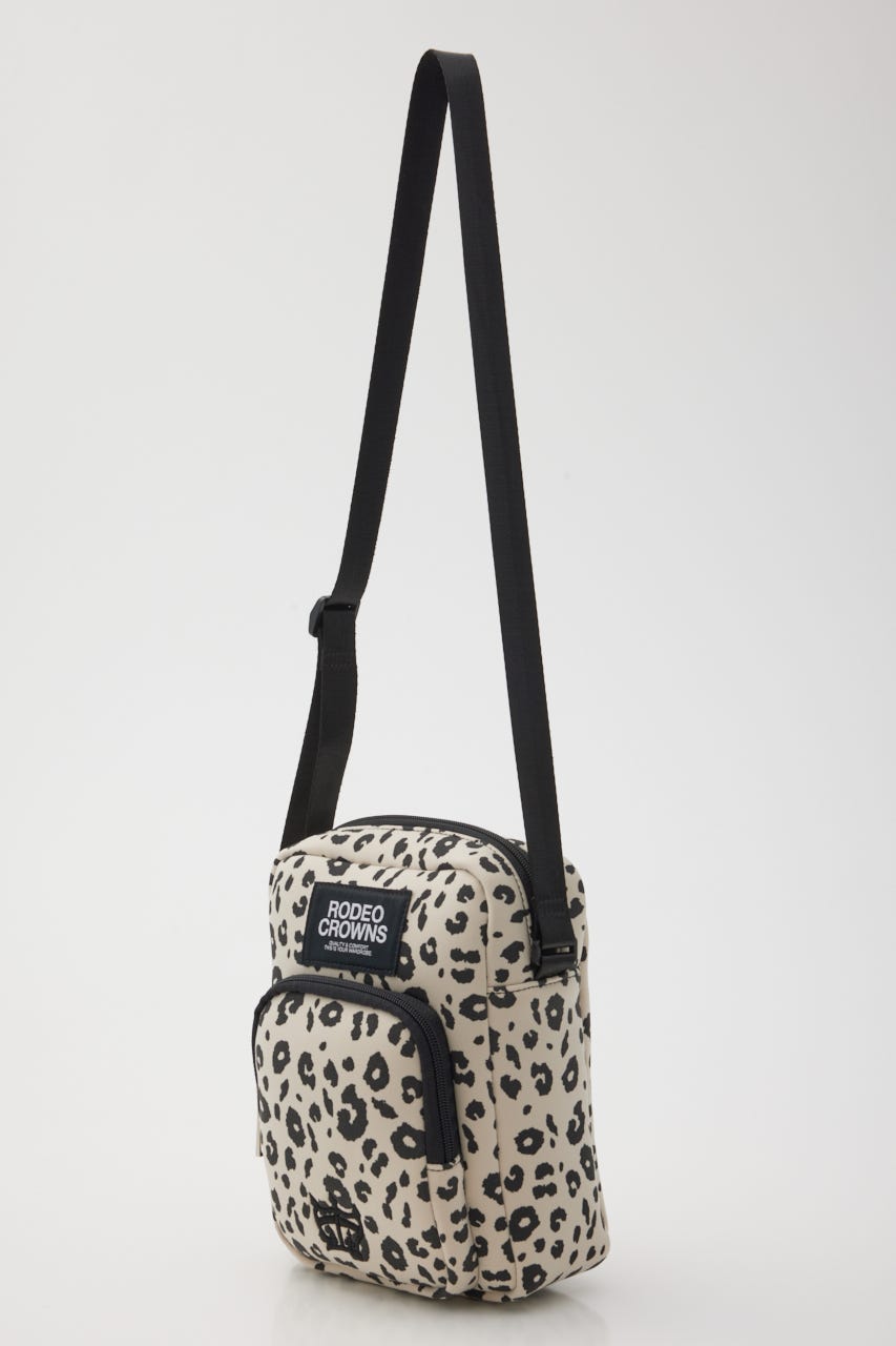   メタルロゴプレート ボックス クロスボディバッグ　新品 クロスボディバッグ ロゴパッチ スナップポケット ZIGZAG SIDE