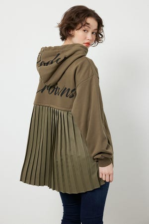 バックプリーツロゴパーカー