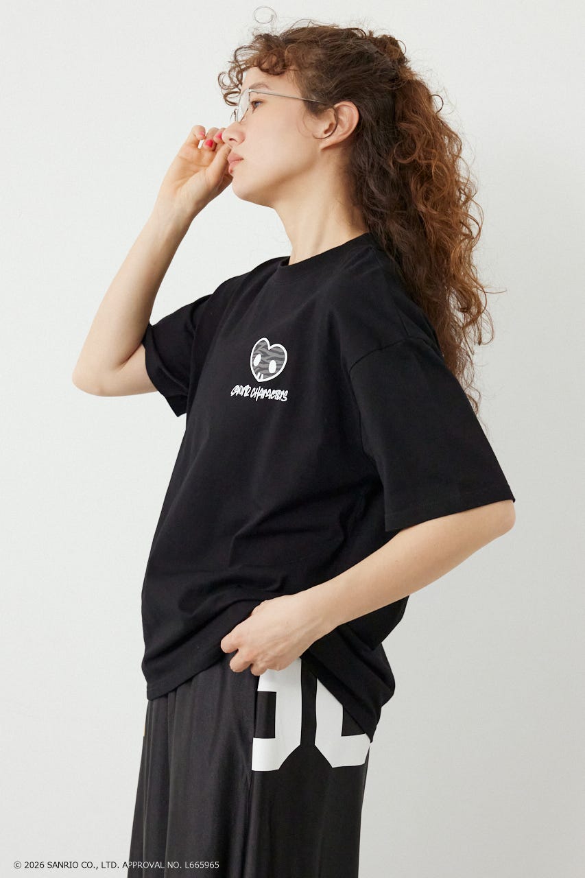 【UNISEX】(サンリオキャラクターズ) パターンモチーフTシャツ BLK M